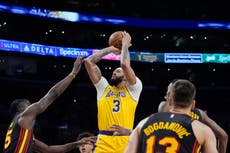 LeBron encesta 25 puntos, Russell iguala récord de triples de Lakers en triunfo sobre Hawks