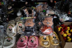 Sombreros, muñecos reflejan popularidad del presidente de México previo a elecciones de junio