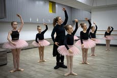Clases de ballet dan algo de alivio a niñas ucranianas en medio de la guerra