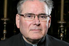 Apartan del sacerdocio a obispo belga que abusó sexualmente de un sobrino