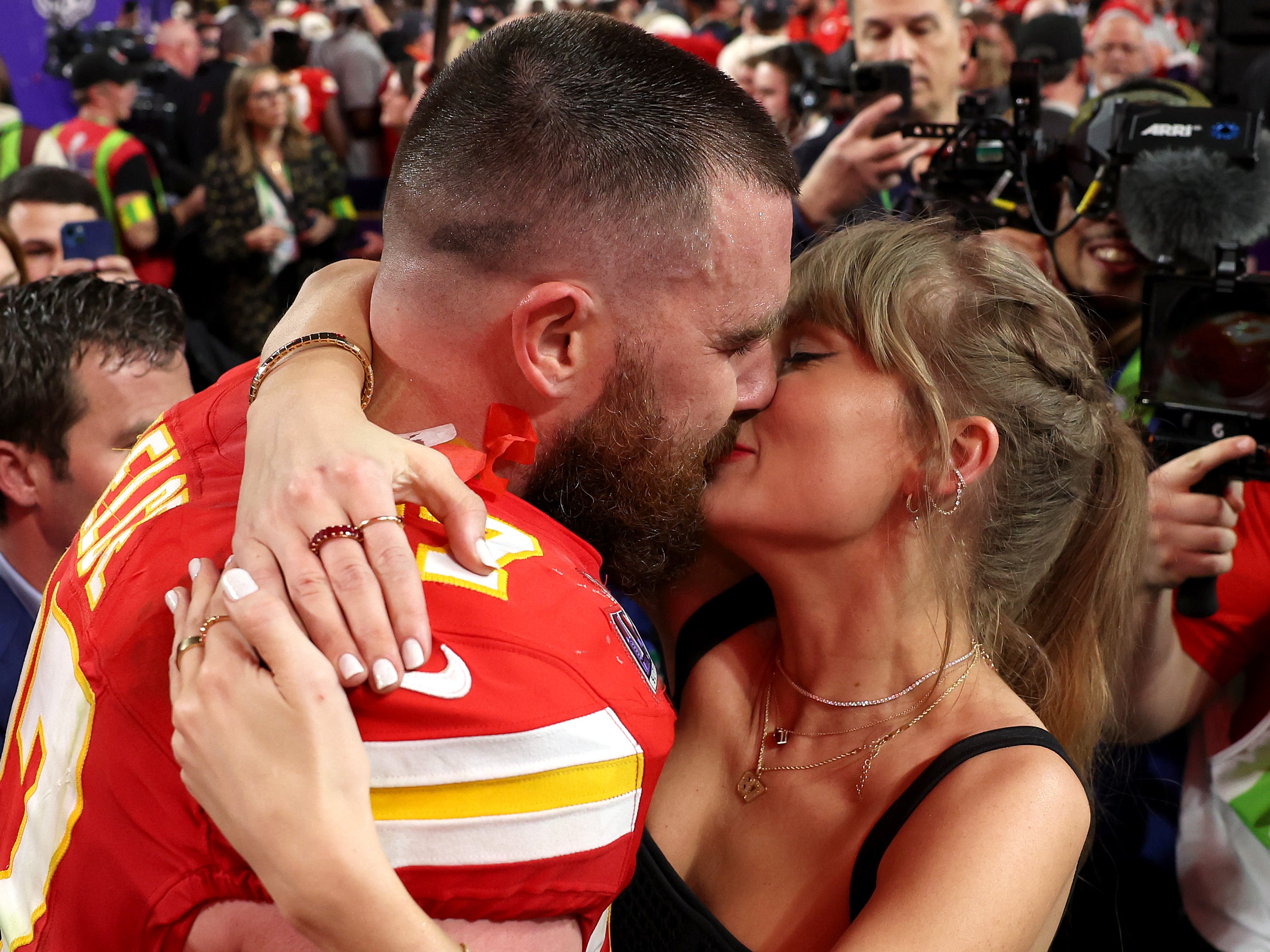 Taylor Swift y Travis Kelce celebrando al final del Super Bowl 2024