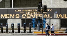 Falta de autobuses impide que reclusos de prisiones de Los Ángeles comparezcan ante tribunales