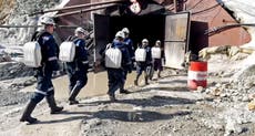 Llega a 5to día operación para rescatar a 13 personas de mina de oro rusa colapsada