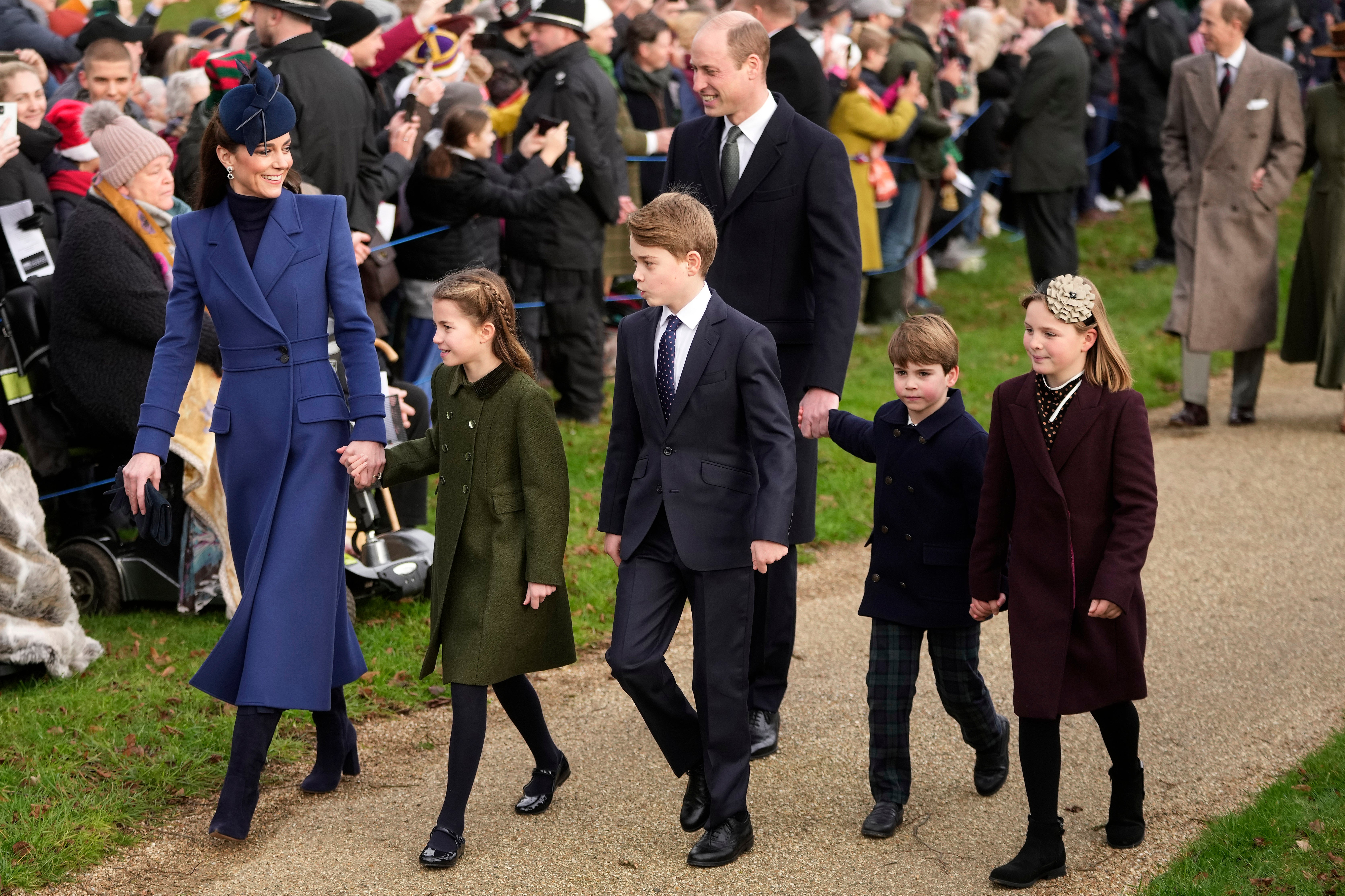 La princesa de Gales en una ceremonia religiosa en Norfolk en Navidad, en compañía de sus hijos, el príncipe William y Mia Tindall