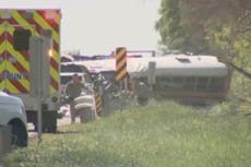 Camión de cemento choca contra autobús escolar en Texas con más de 40 niños; hay 2 muertos