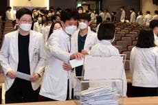 Médicos surcoreanos renuncian a sus puestos en creciente disputa sobre facultades de medicina