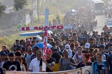 Miles de migrantes salen en caravana de la frontera sur de México