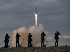 Nave espacial rusa con tres astronautas llega a Estación Espacial Internacional