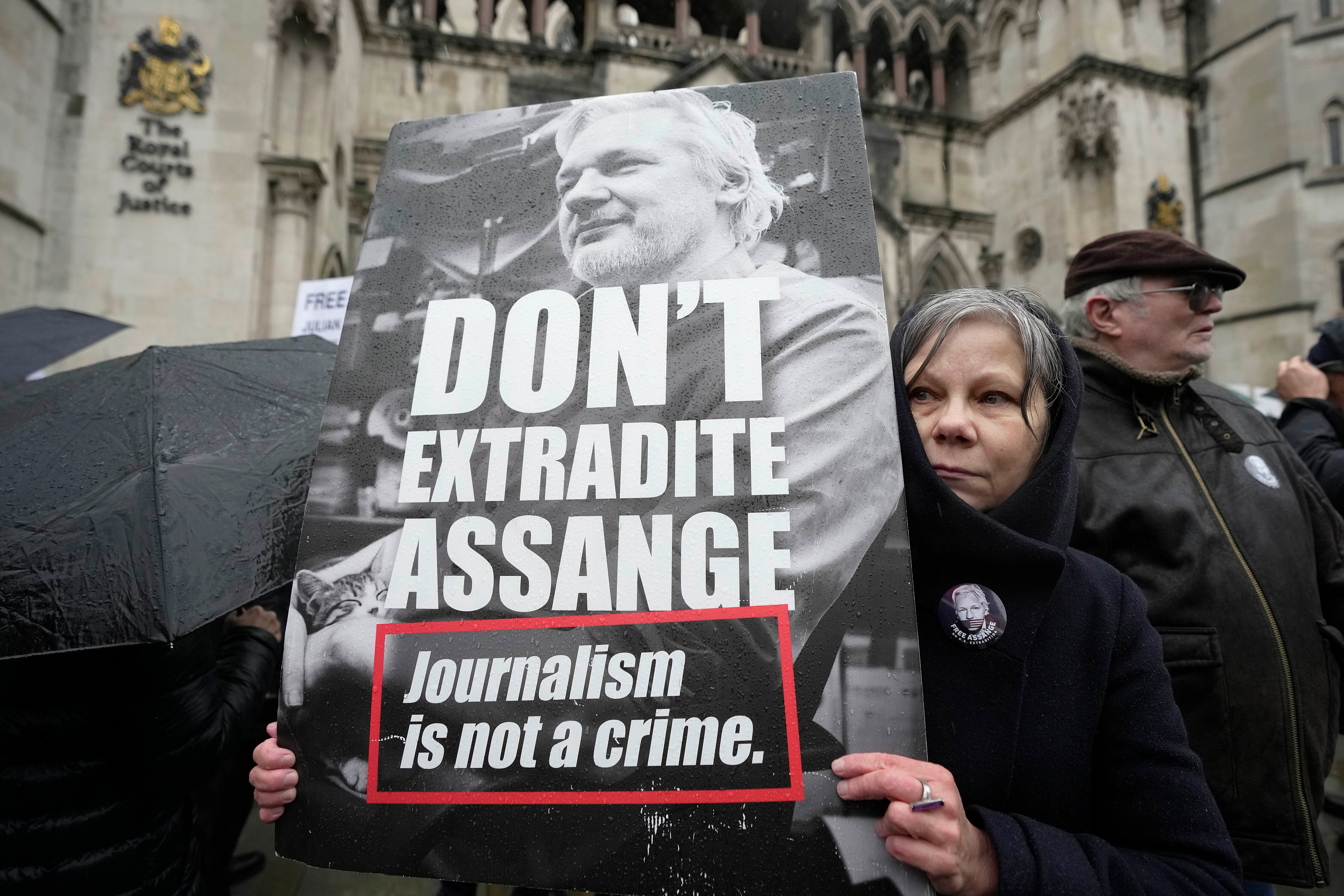 Los simpatizantes de Assange se concentran fuera del Tribunal Supremo del Reino Unido