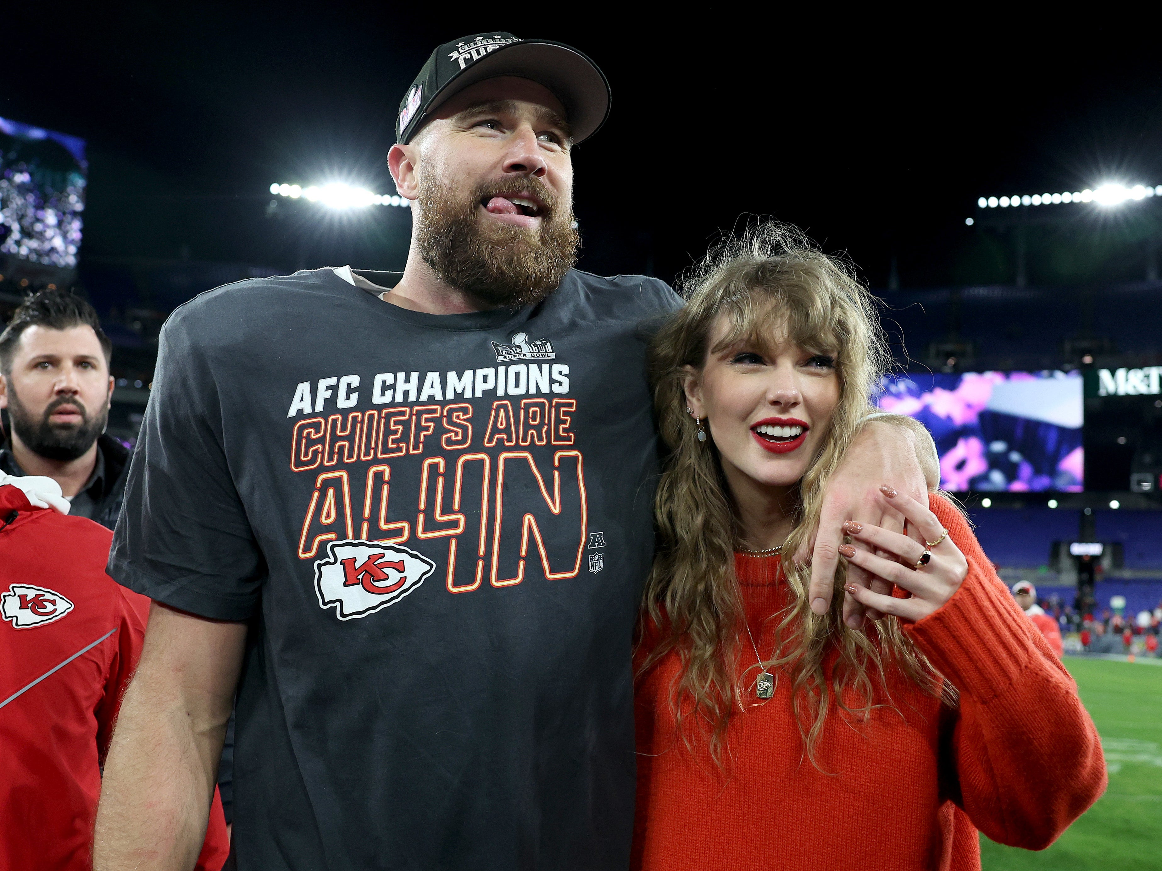 Taylor Swift y Travis Kelce celebrando al final del Super Bowl 2024