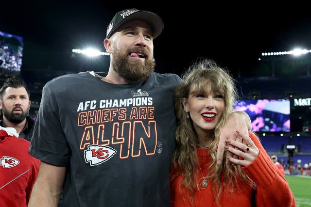 <p>Taylor Swift y Travis Kelce celebrando al final del Super Bowl 2024 </p>