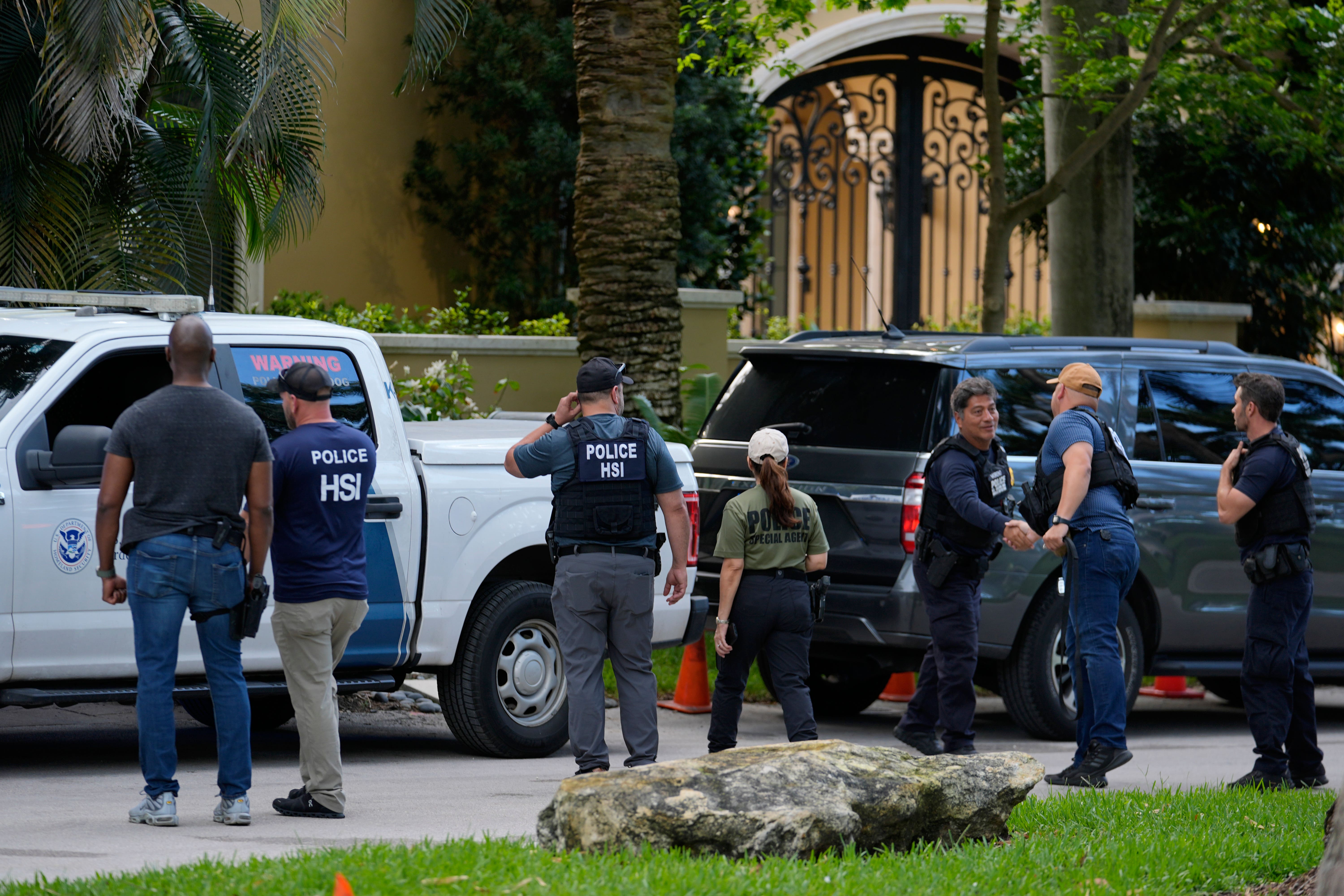 Agentes de las fuerzas de seguridad en la entrada de una propiedad del rapero Sean “Diddy” Combs