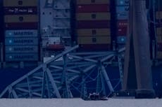 "Héroes" detuvieron el tránsito antes de caída de puente en Baltimore; obreros podrían haber muerto