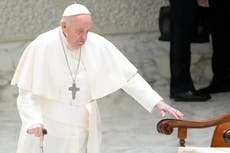 El papa Francisco luce mejor de salud en su audiencia semanal
