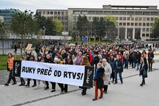 Manifestantes forman cadena humana en torno a emisora pública eslovaca que el gobierno quiere tomar