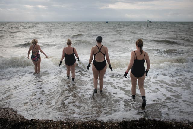 <p>Nadadoras en Thorpe Bay, en la región de Essex, Inglaterra</p>