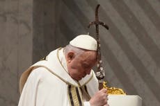 El papa, con aparente buen estado, da órdenes a los sacerdotes en la misa del Jueves Santo