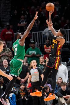 Murray anota 44 puntos y atina tiro ganador en la prórroga; Hawks superan 123-122 a Celtics