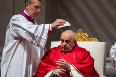 El papa no acude al Viacrucis para conservar su salud antes de la Pascua, dice el Vaticano