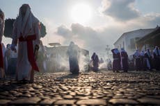 Horas para colocarlas, minutos para destruirlas: las alfombras de Semana Santa en Guatemala