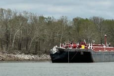 EEUU: Barcaza choca contra puente sobre río Arkansas; causa cierre carretero
