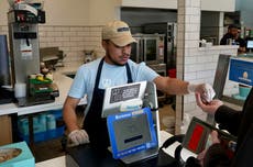 El nuevo salario mínimo para trabajadores de comida rápida en California comenzará el lunes