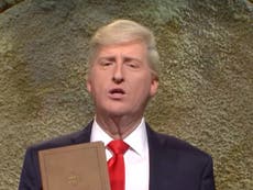 ‘Saturday Night Live’ se burla de la venta de biblias de Donald Trump en nuevo sketch