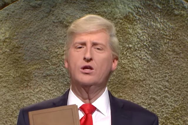 <p>“Suena a chiste, y en muchos sentidos lo es, pero también es real”: ‘Saturday Night Live’ se burla de Trump y su intento de vender biblias</p>