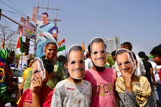 Miles de personas asisten a una marcha en la capital india en desafío al primer ministro Modi