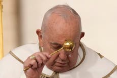El papa preside la misa del Domingo de Pascua pese a las preocupaciones sobre su salud