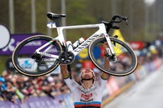 Van der Poel manda en la lluvia al ganar el Tour de Flandes por tercera vez