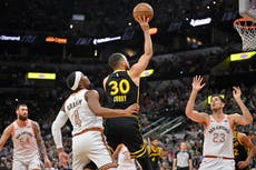Warriors, con 33 puntos de Curry, se imponen a los Spurs 117-113, para su cuarto triunfo seguido