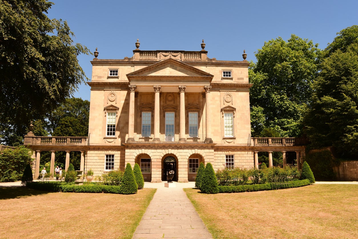 La casa con columnas de Lady Danbury se encuentra en Bath y se filmó en el museo de arte Holburne