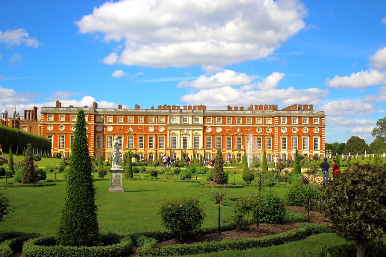 Los jardines del Buckingham Palace y del St James’ Palace se filmaron en el llamado “palacio del placer” de Henry VIII: el Hampton Court