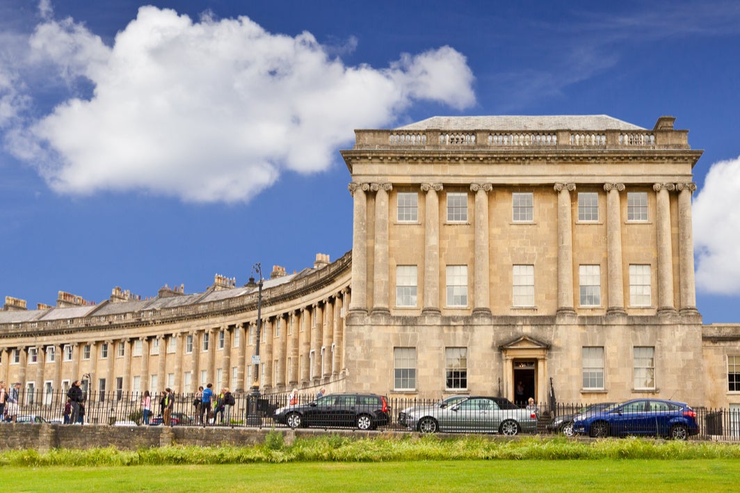 La familia más extravagante de la élite londinense vive en el célebre No. 1 Royal Crescent, en Bath.