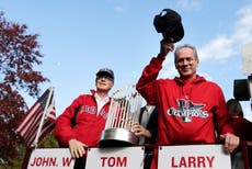 Falleció Larry Lucchino, vital en auge de estadios 'retro' y resurgir de Medias Rojas. Tenía 78 años