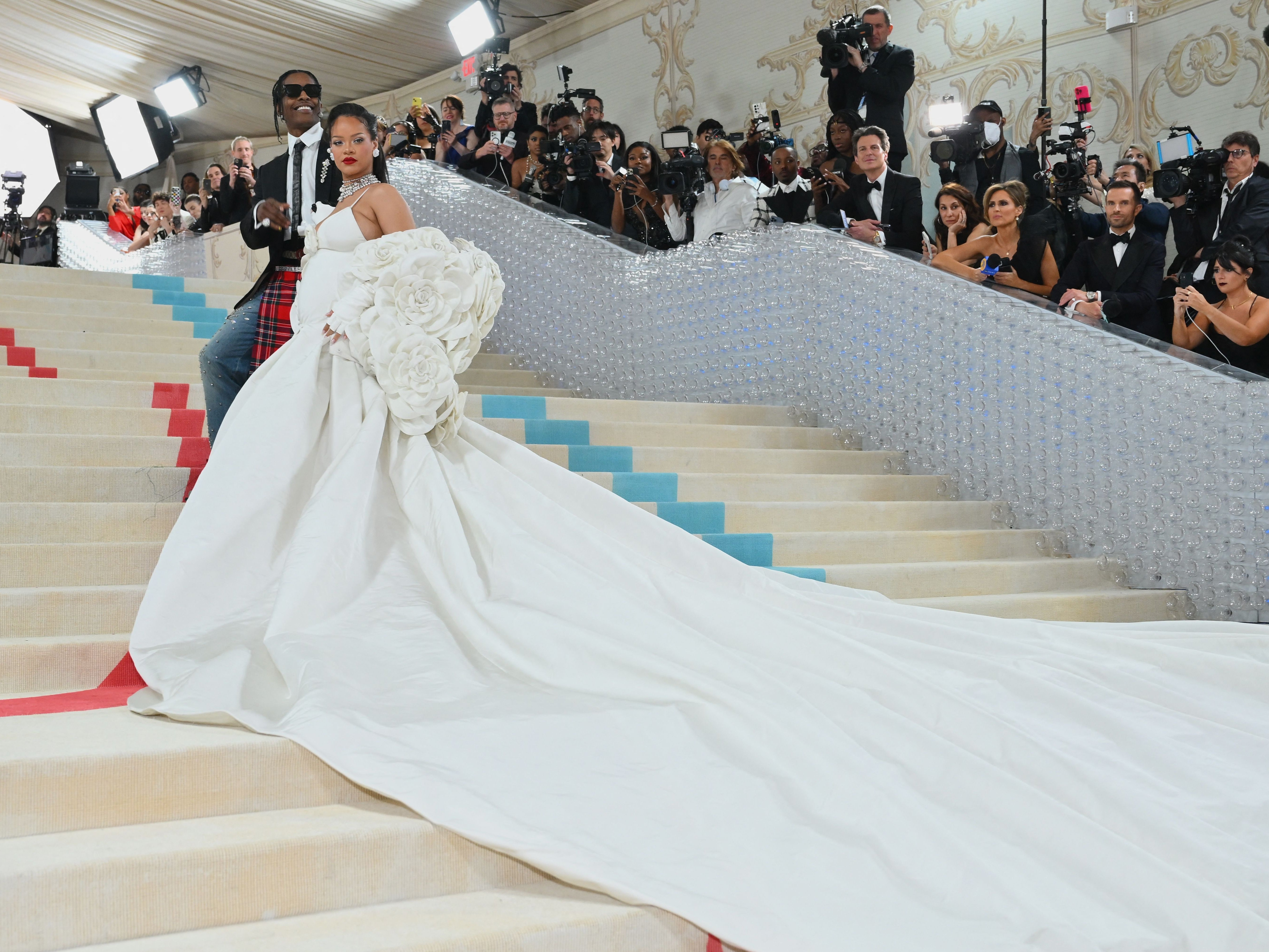 Todo indica que Rihanna asistirá a la Gala del Met 2025 junto a su pareja, A$AP Rocky, quien este año ocupa el rol de copresidente