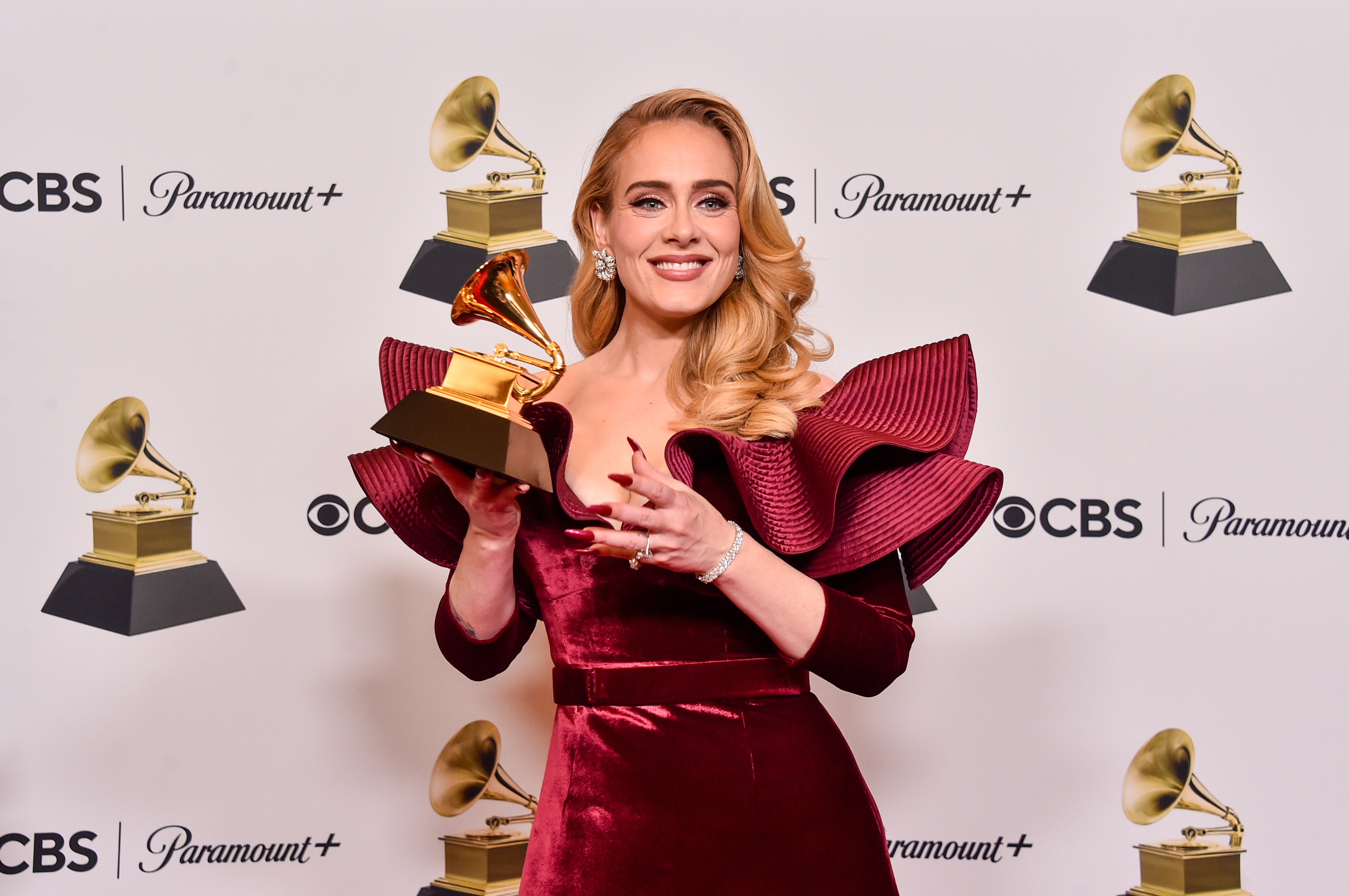Adele posa com o prêmio de melhor performance pop solo no Grammy