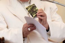 El papa muestra un rosario de un soldado ucraniano caído, condena la "locura de guerra"