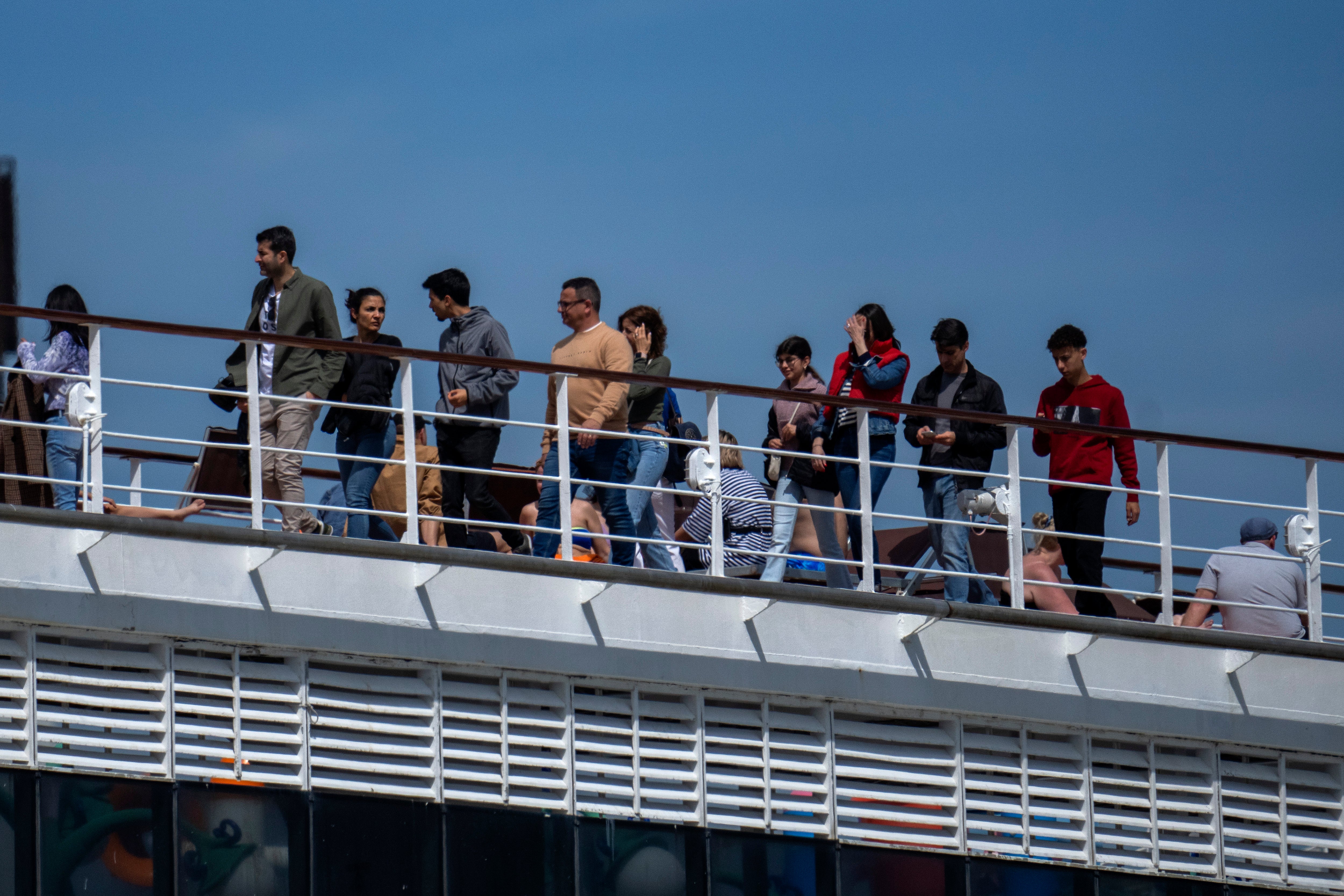 Imagen de los pasajeros a bordo del crucero MSC Armony, atracado en el puerto de Barcelona (España)
