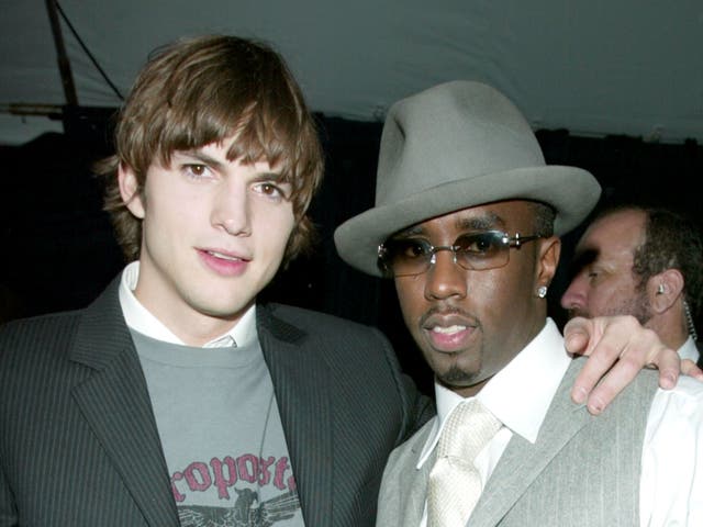 <p>El actor Ashton Kutcher y el rapero Sean “P Diddy” Combs en 2003</p>