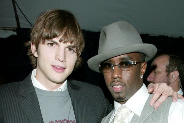 <p>El actor Ashton Kutcher y el rapero Sean “P Diddy” Combs en 2003</p>