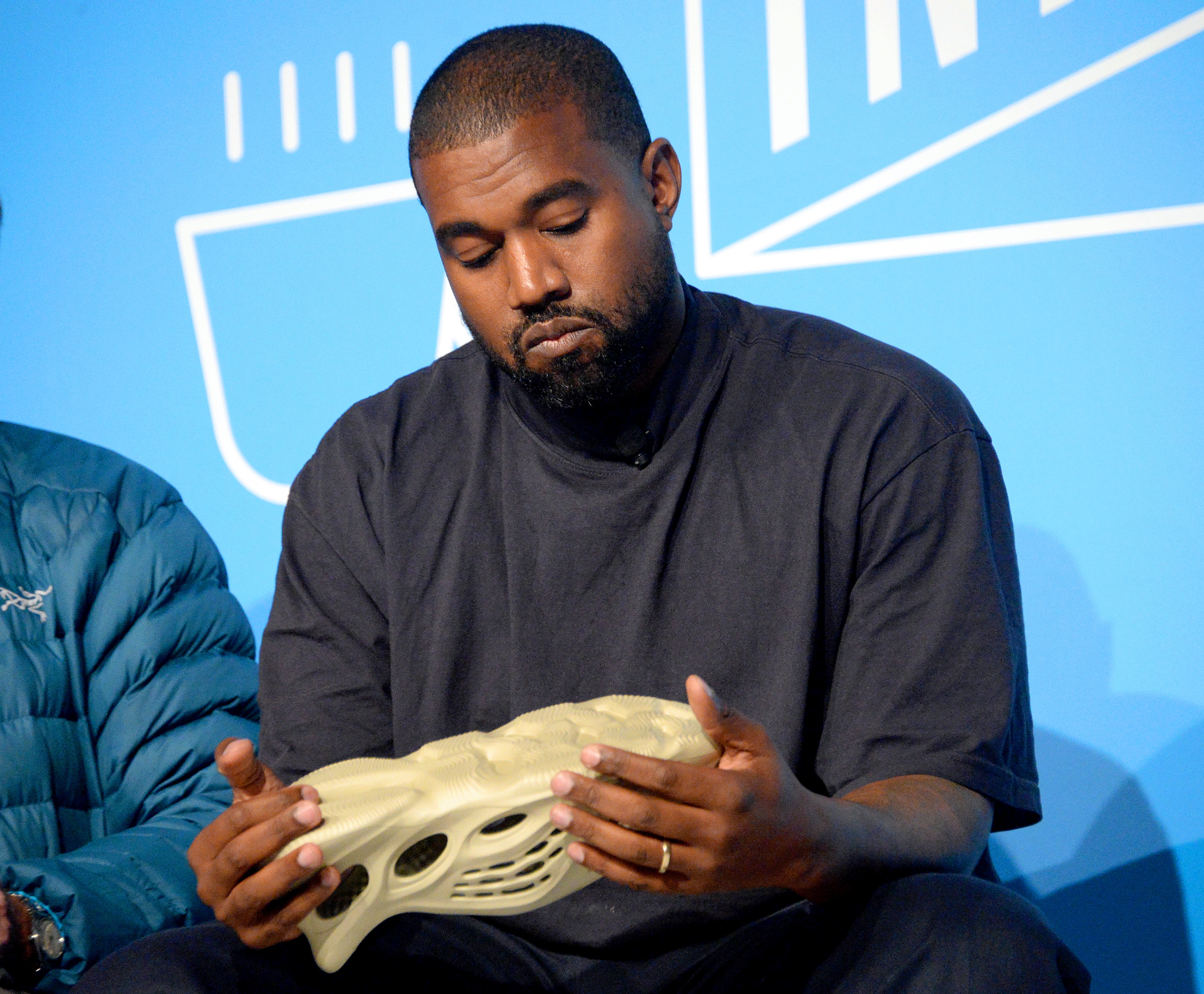 Kanye West sostiene un calzado Yeezy en 2019