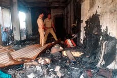 Incendio en sastrería deja 7 muertos en la India