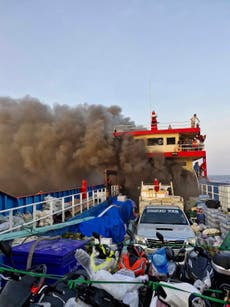 Pasajeros de transbordador saltan al mar para huir de un incendio en el Golfo de Tailandia