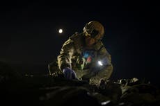 El saldo real de guerra en Ucrania se mide en cadáveres. Un hombre los lleva a casa, uno por uno
