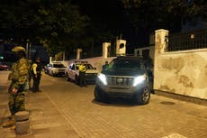 Policías de Ecuador irrumpen en la embajada de México en Quito y detienen al exvicepresidente Glas