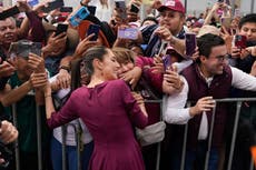 México: Encapuchados abordan a candidata presidencial oficialista en estado sumido en la violencia