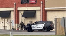 Equipo SWAT acude a centro comercial en centro de Arkansas