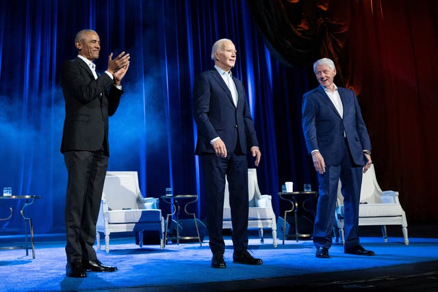 <p>Los expresidentes Barack Obama y Bill Clinton junto al actual mandatario estadounidense Joe Biden durante un acto de recaudación de fondos para la campaña en el Radio City Music Hall de Nueva York</p>